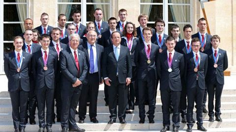 les huit médaillés et 16 excellents candidats aux Olympiades internationales des métiers entourent François Hollande, Président de la République, Michel Guisembert, Président de WorldSkills France et Michel Sapin, Ministre du Travail, de l'Emploi, de la Formation Professionnelle. ©présidence de la république/L.Blevennec-P.Segrette  les huit médaillés et 16 excellents candidats aux Olympiades internationales des métiers entourent François Hollande, Président de la République, Michel Guisembert, P