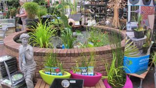 Groupe J, Scotts, magasin, jardinerie,  Comment réenchanter les magasins ? A l'instar des récentes jardineries du groupe néerlandais Intratuin, les efforts misent avant tout sur la mise en scène et les couleurs tendance (Photo : Intratuin Zevenhuizen – Pays-Bas). ©Odile Maillard Groupe J, Scotts, magasin, jardinerie,  Comment réenchanter les magasins ? A l'instar des récentes jardineries du groupe néerlandais Intratuin, les efforts misent avant tout sur la mise en scène et les couleurs tendance (Photo : Intratuin Zevenhuizen – Pays-Bas). ©Odile Maillard