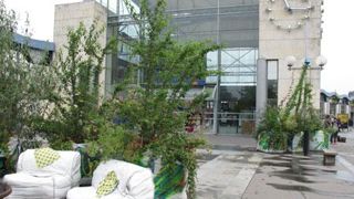 Un Salon Vert à la sortie de la gare SNCF de Nantes. Un Salon Vert à la sortie de la gare SNCF de Nantes. Un Salon Vert à la sortie de la gare SNCF de Nantes. Un Salon Vert à la sortie de la gare SNCF de Nantes.