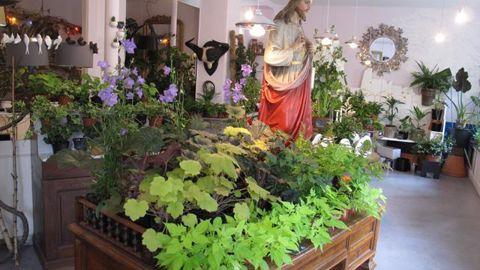 ©Odile Maillard Les Mauvaises Graines, point de vente atypique, où la décoration est à l'origine de l'ambiance « rock » du lieu. Ici, une statue du Christ côtoie plantes et meubles chinés. 