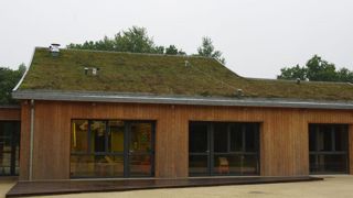 Malgré la volonté de la filière de diversifier la palette végétale, les visites du congrès mondial de l'architecture verte ont montré que de nombreuses toitures restent couvertes de sédums. Ici, le centre de loisirs Les P'tits Luc, à Saint-Étienne-de-Montluc (44).©Yaël Haddad. Malgré la volonté de la filière de diversifier la palette végétale, les visites du congrès mondial de l'architecture verte ont montré que de nombreuses toitures restent couvertes de sédums. Ici, le centre de loisirs Les P' Malgré la volonté de la filière de diversifier la palette végétale, les visites du congrès mondial de l'architecture verte ont montré que de nombreuses toitures restent couvertes de sédums. Ici, le centre de loisirs Les P'tits Luc, à Saint-Étienne-de-Montluc (44).©Yaël Haddad. Malgré la volonté de la filière de diversifier la palette végétale, les visites du congrès mondial de l'architecture verte ont montré que de nombreuses toitures restent couvertes de sédums. Ici, le centre de loisirs Les P'
