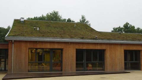 Malgré la volonté de la filière de diversifier la palette végétale, les visites du congrès mondial de l'architecture verte ont montré que de nombreuses toitures restent couvertes de sédums. Ici, le centre de loisirs Les P'tits Luc, à Saint-Étienne-de-Montluc (44).©Yaël Haddad. Malgré la volonté de la filière de diversifier la palette végétale, les visites du congrès mondial de l'architecture verte ont montré que de nombreuses toitures restent couvertes de sédums. Ici, le centre de loisirs Les P'