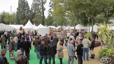 A Montargis, fière de sa quatrième fleur obtenue en 2012, les participants ont visité les stands des fournisseurs et assisté aux sept conférences sur le thème « Jardinier... artiste et technicien : un métier en pleine (r)évolution ».©Valérie Vidril. A Montargis, fière de sa quatrième fleur obtenue en 2012, les participants ont visité les stands des fournisseurs et assisté aux sept conférences sur le thème « Jardinier... artiste et technicien : un métier en pleine (r)évolution ».©Valérie Vidril.