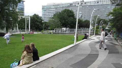 Les parcs et jardins font l'objet d'usages classiques (jeu, promenade, rencontre...) et d'autres parfois plus inattendus (pêche, rassemblements festifs...). ©Pascal Fayolle Les parcs et jardins font l'objet d'usages classiques (jeu, promenade, rencontre...) et d'autres parfois plus inattendus (pêche, rassemblements festifs...). ©Pascal Fayolle