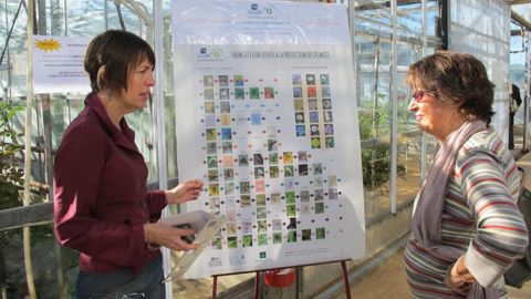 Ange Lhoste-Drouineau (à gauche), ingénieur d'expérimentation au Scradh, présente le poster sur la flore et la faune utiles à la protection des plantes. Le Scradh propose aux professionnels intéressés une souscription afin de soutenir l'édition du poster début 2014.(c)Valérie Vidril. Ange Lhoste-Drouineau (à gauche), ingénieur d'expérimentation au Scradh, présente le poster sur la flore et la faune utiles à la protection des plantes. Le Scradh propose aux professionnels intéressés une souscripti