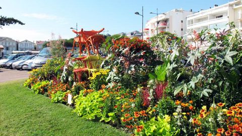 Qu'elles soient « 4 fleurs », comme ici Royan (17), ou qu'elles soient moins bien classées, les villes fleuries seront désormais évaluées avec une grille plus précise.(c)Pascal Fayolle. Qu'elles soient « 4 fleurs », comme ici Royan (17), ou qu'elles soient moins bien classées, les villes fleuries seront désormais évaluées avec une grille plus précise.(c)Pascal Fayolle.