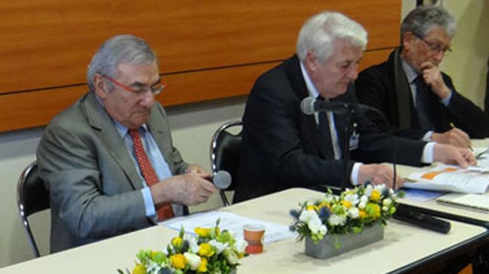 Dans le cadre du Salon du Végétal, MM. Antonini (au premier plan), Pt de Plantes & Cité, Douard (à sa gauche), président de Val'Hor et François Colson (au fond), Secrétaire général de Plantes & Cité, ont présenté une étude sur les bienfaits du végétal en ville. ©Claude Thiery Dans le cadre du Salon du Végétal, MM. Antonini (au premier plan), Pt de Plantes & Cité, Douard (à sa gauche), président de Val'Hor et François Colson (au fond), Secrétaire général de Plantes & Cité, ont présenté une étude 