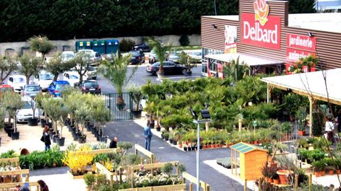 Les deux enseignes Delbard et Jardinerie du Terroir rejoignent le groupe coopératif InVivo Grand Public. Ici, la jardinerie Delbard, à Crest, dans la Drôme. ©Nalod's Les deux enseignes Delbard et Jardinerie du Terroir rejoignent le groupe coopératif InVivo Grand Public. Ici, la jardinerie Delbard, à Crest, dans la Drôme. ©Nalod's