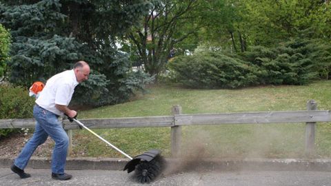 Présentation effectuée avec le combiné Stihl, équipé d'une double brosse pour un balayage en préventif. ©MFR Ouest Lyonnais Présentation effectuée avec le combiné Stihl, équipé d'une double brosse pour un balayage en préventif. ©MFR Ouest Lyonnais