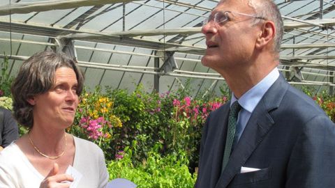 Marie Levaux, de la FNPHP, raconte au Préfet Pierre de Bousquet de Florian l'origine du nom Bougainvillea dont les établissements du Cannebeth possèdent la collection nationale. « Les horticulteurs sont des fabricants de couleurs », fait-elle observer. (c)Valérie vidril Marie Levaux, de la FNPHP, raconte au Préfet Pierre de Bousquet de Florian l'origine du nom Bougainvillea dont les établissements du Cannebeth possèdent la collection nationale. « Les horticulteurs sont des fabricants de couleurs