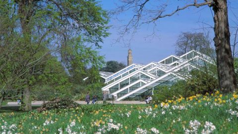 Le site Kew Royal Botanic Gardens est inscrit sur la liste du patrimoine mondial de l'humanité. Avec plus de 250 ans d'histoire, il abrite des collections botaniques, des serres, des laboratoires (biotechnologie de conservation, sciences des plantes), une banque d'ADN, un herbier... ©RBG Kew Le site Kew Royal Botanic Gardens est inscrit sur la liste du patrimoine mondial de l'humanité. Avec plus de 250 ans d'histoire, il abrite des collections botaniques, des serres, des laboratoires (biotechnol