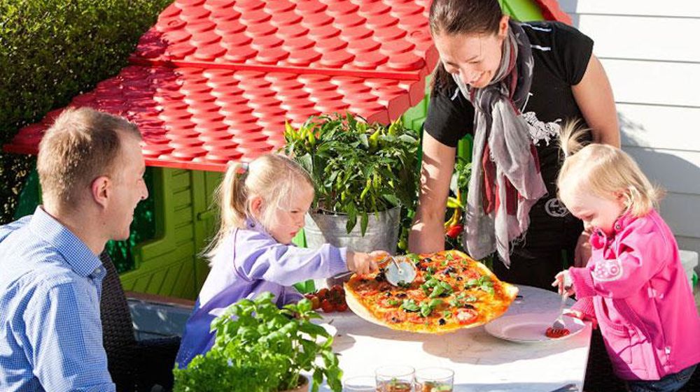 Au Top 10 de ce que les femmes aiment le plus faire dans leur jardin ou sur leur terrasse, « prendre des repas en famille ou entre amis » (57 %) arrive en troisième position. ©Floradania.dk Au Top 10 de ce que les femmes aiment le plus faire dans leur jardin ou sur leur terrasse, « prendre des repas en famille ou entre amis » (57 %) arrive en troisième position. ©Floradania.dk