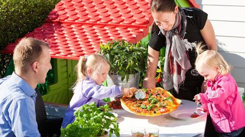 Au Top 10 de ce que les femmes aiment le plus faire dans leur jardin ou sur leur terrasse, « prendre des repas en famille ou entre amis » (57 %) arrive en troisième position. ©Floradania.dk Au Top 10 de ce que les femmes aiment le plus faire dans leur jardin ou sur leur terrasse, « prendre des repas en famille ou entre amis » (57 %) arrive en troisième position. ©Floradania.dk