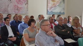 Après l'assemblée générale statutaire, les membres de l'institut ont assisté à une conférence du laboratoire Certesens, ont dégusté des vins avec un oenologue et ont visité l'herboretum. De quoi mettre en éveil tous les sens !(c)Aude Richard Après l'assemblée générale statutaire, les membres de l'institut ont assisté à une conférence du laboratoire Certesens, ont dégusté des vins avec un oenologue et ont visité l'herboretum. De quoi mettre en éveil tous les sens !(c)Aude Richard