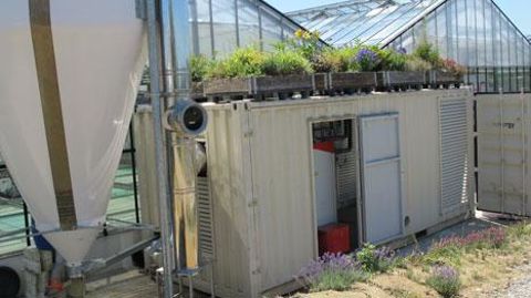 Le système à agropellets (110 kW, silo à granulés de 12 t) installé ce printemps sur la station expérimentale de Brindas va être expérimenté durant la saison 2014-2015.(c)Valérie Vidril Le système à agropellets (110 kW, silo à granulés de 12 t) installé ce printemps sur la station expérimentale de Brindas va être expérimenté durant la saison 2014-2015.(c)Valérie Vidril