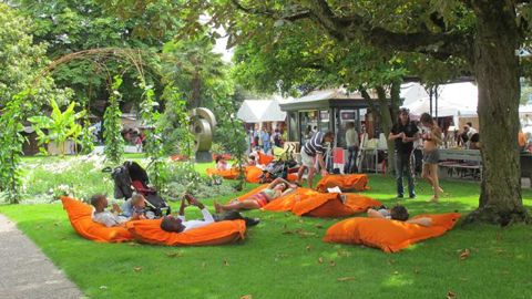 ©Odile Maillard Que ce soit pour la semaine du festival de jazz ou quotidiennement pour le plaisir des touristes, les très prisés espaces verts tout au long des cinq kilomètres de quai en bord de lac Léman se doivent d'apporter un décor et un minimum de confort (ombre, quiétude, espace libre…). ©Odile Maillard