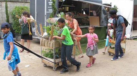 Les Français veulent réaliser les choses eux-mêmes, recycler, donner une seconde vie aux objets... comme ici, à Jardins, Jardin aux Tuileries, en juin, avec ce défilé de Zambus, des minijardins faits maison...( c)Pascal Fayolle Les Français veulent réaliser les choses eux-mêmes, recycler, donner une seconde vie aux objets... comme ici, à Jardins, Jardin aux Tuileries, en juin, avec ce défilé de Zambus, des minijardins faits maison...( c)Pascal Fayolle