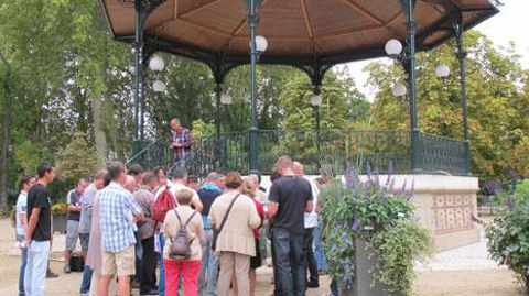Le jardin des Prébendes d'Oé à Tours se prête à de multiples mises en scènes végétales. Et le kiosque à musique a été entouré de grands bacs pour des associations de nouveautés. Le jardin des Prébendes d'Oé à Tours se prête à de multiples mises en scènes végétales. Et le kiosque à musique a été entouré de grands bacs pour des associations de nouveautés.