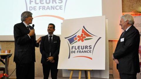Benoît Ganem (au centre), nouveau président de Val'hor, et Dominique Douard, président sortant, ont présenté le nouveau logo de la marque Fleurs de France à Stéphane Le Foll, ministre en charge de l'Agriculture, qui a rappelé la nécessité de se projeter dans l'avenir. © Val'Hor  Benoît Ganem (au centre), nouveau président de Val'hor, et Dominique Douard, président sortant, ont présenté le nouveau logo de la marque Fleurs de France à Stéphane Le Foll, ministre en charge de l'Agriculture, qui a ra