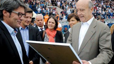 Le 11 octobre dernier, dans le stade Chaban-Delmas, Christophe Gestain, directeur de l'Institut Paysage et Environnement (à gauche), a remis à Alain Juppé, maire de Bordeaux, le label Pelouse sportive écologique.(c)Pascal Fayolle Le 11 octobre dernier, dans le stade Chaban-Delmas, Christophe Gestain, directeur de l'Institut Paysage et Environnement (à gauche), a remis à Alain Juppé, maire de Bordeaux, le label Pelouse sportive écologique.(c)Pascal Fayolle