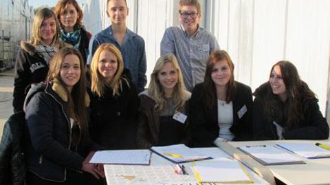 Les élèves de deuxième année bac pro « commerce ARCU (Accueil relation clients et usagers) » de la MFR La Vernée, dans l'Ain, ont travaillé en amont du Salon du chrysanthème. (c)Odile Maillard Les élèves de deuxième année bac pro « commerce ARCU (Accueil relation clients et usagers) » de la MFR La Vernée, dans l'Ain, ont travaillé en amont du Salon du chrysanthème. (c)Odile Maillard