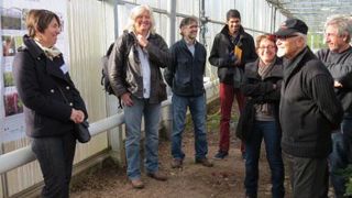 Ange Lhoste-Drouineau (à gauche), responsable PBI au Scradh, a réalisé les notations hebdomadaires chez Benjamin Fourmillier. Elle a présenté le 9 décembre 2014 les résultats des suivis de thrips et d'aleurodes en culture de rosier.(c)Valérie vidril. Ange Lhoste-Drouineau (à gauche), responsable PBI au Scradh, a réalisé les notations hebdomadaires chez Benjamin Fourmillier. Elle a présenté le 9 décembre 2014 les résultats des suivis de thrips et d'aleurodes en culture de rosier.(c)Valérie vidril Ange Lhoste-Drouineau (à gauche), responsable PBI au Scradh, a réalisé les notations hebdomadaires chez Benjamin Fourmillier. Elle a présenté le 9 décembre 2014 les résultats des suivis de thrips et d'aleurodes en culture de rosier.(c)Valérie vidril. Ange Lhoste-Drouineau (à gauche), responsable PBI au Scradh, a réalisé les notations hebdomadaires chez Benjamin Fourmillier. Elle a présenté le 9 décembre 2014 les résultats des suivis de thrips et d'aleurodes en culture de rosier.(c)Valérie vidril