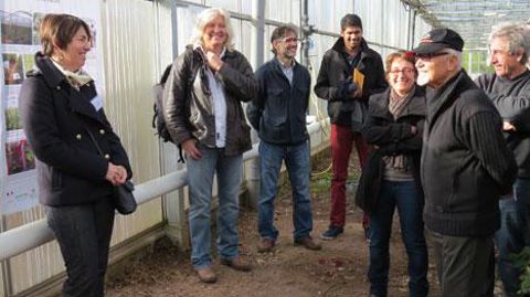 Ange Lhoste-Drouineau (à gauche), responsable PBI au Scradh, a réalisé les notations hebdomadaires chez Benjamin Fourmillier. Elle a présenté le 9 décembre 2014 les résultats des suivis de thrips et d'aleurodes en culture de rosier.(c)Valérie vidril. Ange Lhoste-Drouineau (à gauche), responsable PBI au Scradh, a réalisé les notations hebdomadaires chez Benjamin Fourmillier. Elle a présenté le 9 décembre 2014 les résultats des suivis de thrips et d'aleurodes en culture de rosier.(c)Valérie vidril