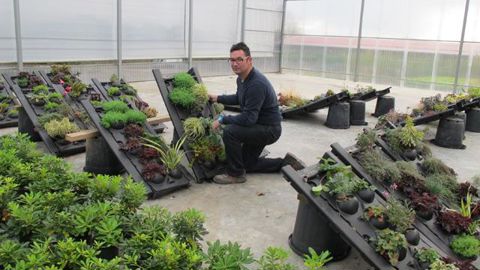 ©Odile Maillard Ludovic Millasseau, commercial pour les pépinières Boutin, présente les modules de FLORA-MOBIL®. Deux suffisent pour végétaliser 1 m2. Légers (15 à 20 kg), ils intègrent un goutte-à-goutte. 