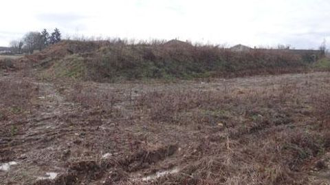 Enjeu important pour l'avenir, le sol est pourtant absent de la législation et mal respecté, comme le montre ce terrain vague (voir photo) malmené par les engins routiers. ©Claude Thiery Enjeu important pour l'avenir, le sol est pourtant absent de la législation et mal respecté, comme le montre ce terrain vague (voir photo) malmené par les engins routiers. ©Claude Thiery