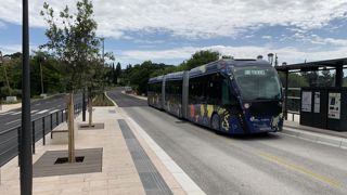 1.La ville de Nîmes a choisi les bus à haut niveau de service pour améliorer son offre de transports en commun. La seconde ligne de ces bus séparés de la circulation automobile a été inaugurée en janvier, les plantations devaient se terminer en mars et ont été suspendues par le confinement. ©P. Fayolle 1.La ville de Nîmes a choisi les bus à haut niveau de service pour améliorer son offre de transports en commun. La seconde ligne de ces bus séparés de la circulation automobile a été inaugurée en janvier, les plantations devaient se terminer en mars et ont été suspendues par le confinement. ©P. Fayolle