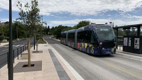 1.La ville de Nîmes a choisi les bus à haut niveau de service pour améliorer son offre de transports en commun. La seconde ligne de ces bus séparés de la circulation automobile a été inaugurée en janvier, les plantations devaient se terminer en mars et ont été suspendues par le confinement. ©P. Fayolle