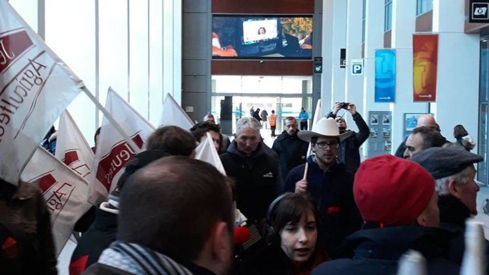 La FNSEA et JA Pays de la Loire ont lâché des pigeons au siège social de Leclerc, le 26 février 2018. © Twitter/JA Pays de la Loire.