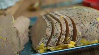 Alors que le foie gras sera plus rare cette année, les professionnels de la filière conseillent d'anticiper les achats. Alors que le foie gras sera plus rare cette année, les professionnels de la filière conseillent d'anticiper les achats.