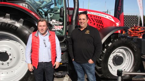 Pierre Machinaud (à gauche) a été recruté par Hubert Desret pour gérer la commercialisation des tracteurs d’occasion. Pierre Machinaud (à gauche) a été recruté par Hubert Desret pour gérer la commercialisation des tracteurs d’occasion.