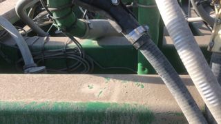 Les embouts Multi Crop Valve modifient le semoir pour réaliser du relay cropping. Les embouts Multi Crop Valve modifient le semoir pour réaliser du relay cropping.
