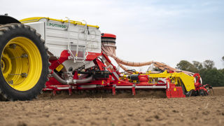 L'Aerosem VT 6000 DD de Pöttinger reprend les caractéristiques de la version de 5 mètres. L'Aerosem VT 6000 DD de Pöttinger reprend les caractéristiques de la version de 5 mètres.