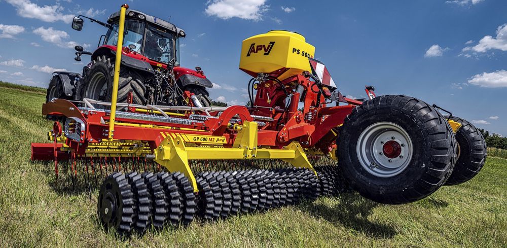 La herse APV régénère la prairie et réalise le sursemis en un seul passage.