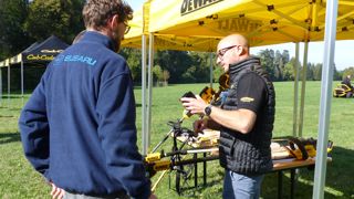 Un revendeur Cub Cadet devant l'offre DeWalt lors de la réunion régionale de Lyon le 4 octobre.