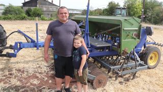 Gaëtan (ici avec son fils) estime à 120 heures le temps quil a consacré à la fabrication de l'ensemble. Il a notamment peiné pour passer les tuyaux hydrauliques et les fils dans le châssis. Gaëtan (ici avec son fils) estime à 120 heures le temps quil a consacré à la fabrication de l'ensemble. Il a notamment peiné pour passer les tuyaux hydrauliques et les fils dans le châssis.