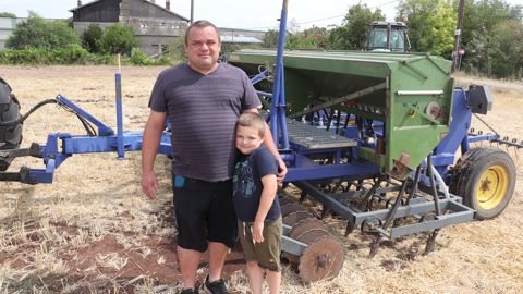 Gaëtan (ici avec son fils) estime à 120 heures le temps quil a consacré à la fabrication de l'ensemble. Il a notamment peiné pour passer les tuyaux hydrauliques et les fils dans le châssis. Gaëtan (ici avec son fils) estime à 120 heures le temps quil a consacré à la fabrication de l'ensemble. Il a notamment peiné pour passer les tuyaux hydrauliques et les fils dans le châssis.