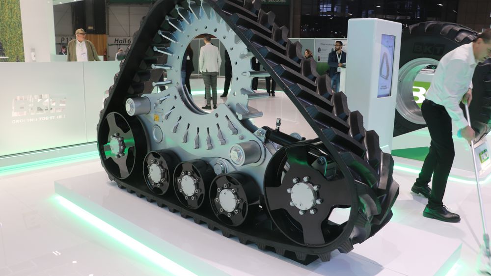 BKT dévoile sa première gamme de chenilles au Sima 2022.