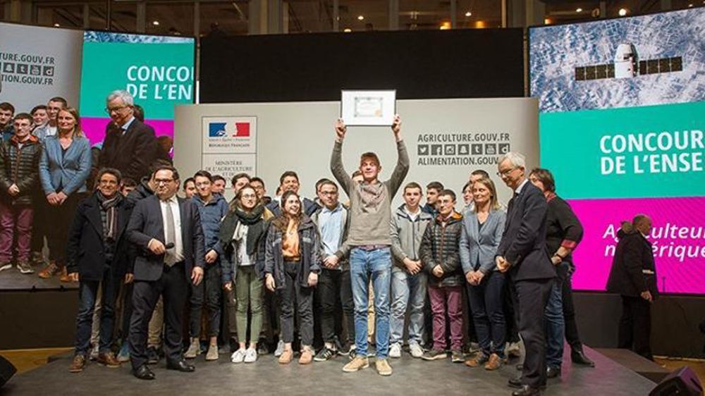 Remise àdu premier prix du concours de l’Inere à la classe de première bac pro du LPA d’Orthez dans le cadre du Salon international de l’agriculture le 28 février 2018. © Twitter/Notaires de France