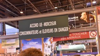 Lors du Salon de l’agriculture qui s’est clôturé dimanche à Paris, une banderole avait été apposée pour manifester les inquiétudes des éleveurs français face à un accord de l’UE avec les pays du Mercosur. © Cédric Faimali/GFA Lors du Salon de l’agriculture qui s’est clôturé dimanche à Paris, une banderole avait été apposée pour manifester les inquiétudes des éleveurs français face à un accord de l’UE avec les pays du Mercosur. © Cédric Faimali/GFA