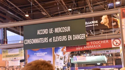 Lors du Salon de l’agriculture qui s’est clôturé dimanche à Paris, une banderole avait été apposée pour manifester les inquiétudes des éleveurs français face à un accord de l’UE avec les pays du Mercosur. © Cédric Faimali/GFA Lors du Salon de l’agriculture qui s’est clôturé dimanche à Paris, une banderole avait été apposée pour manifester les inquiétudes des éleveurs français face à un accord de l’UE avec les pays du Mercosur. © Cédric Faimali/GFA