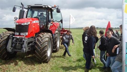 es agri-essayeurs de Terre à Terre sur une ligne d'essai attendent leur tour. 