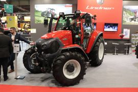 Le tractoriste autrichien Lindner expose une version « Alpin » de son Lintrac LS 95. Ce tracteur se différencie du modèle standard, par un centre de gravité rabaissé, grâce notamment à une cabine plus basse de 8 cm. Le tractoriste autrichien Lindner expose une version « Alpin » de son Lintrac LS 95. Ce tracteur se différencie du modèle standard, par un centre de gravité rabaissé, grâce notamment à une cabine plus basse de 8 cm.