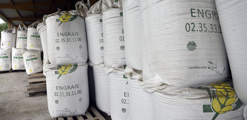 La Commission propose des pistes pour "aider les agriculteurs à optimiser leur utilisation des engrais et à réduire leurs dépendances tout en garantissant les rendements".