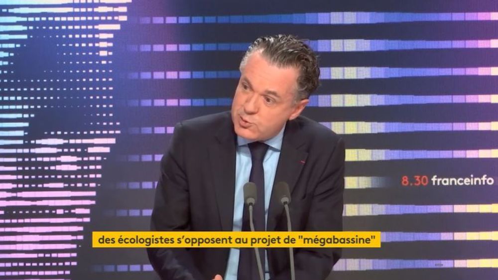 Le ministre de la Transition écologique, Christophe Béchu, était invité sur France Info le 15 novembre 2022. Il y a été interrogé sur la gestion de l'eau dans le domaine agricole.