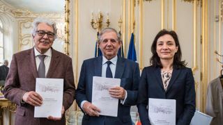 André Marcon, président honoraire des chambres de commerce et d’industrie de France et maire de Saint-Bonnet-Le-Froid, a remis le 15 mars 2018 le rapport d’une « Mission de prospective sur la revitalisation commerciale des villes petites et moyennes » au ministre de la Cohésion des territoires, Jacques Mézard, et à la secrétaire d’État auprès du ministre de l’Économie et des Finances, Delphine Gény-Stéphann. © Twitter / Ministère de la Cohésion des territoires André Marcon, président honoraire des chambres de commerce et d’industrie de France et maire de Saint-Bonnet-Le-Froid, a remis le 15 mars 2018 le rapport d’une « Mission de prospective sur la revitalisation commerciale des villes petites et moyennes » au ministre de la Cohésion des territoires, Jacques Mézard, et à la secrétaire d’État auprès du ministre de l’Économie et des Finances, Delphine Gény-Stéphann. © Twitter / Ministère de la Cohésion des territoires