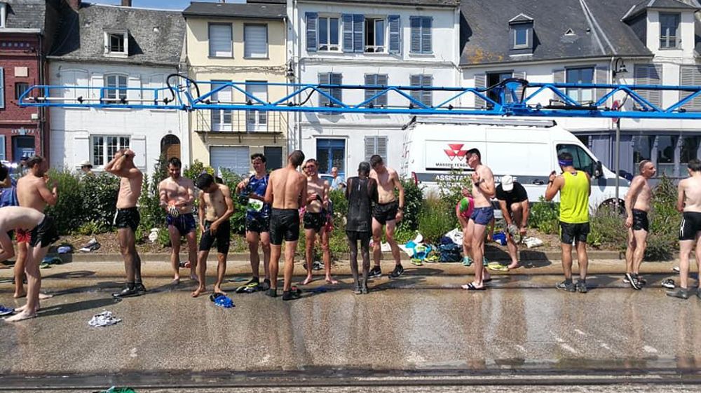Les coureurs sous les jets du pulvérisateur… neuf bien entendu ! © DR